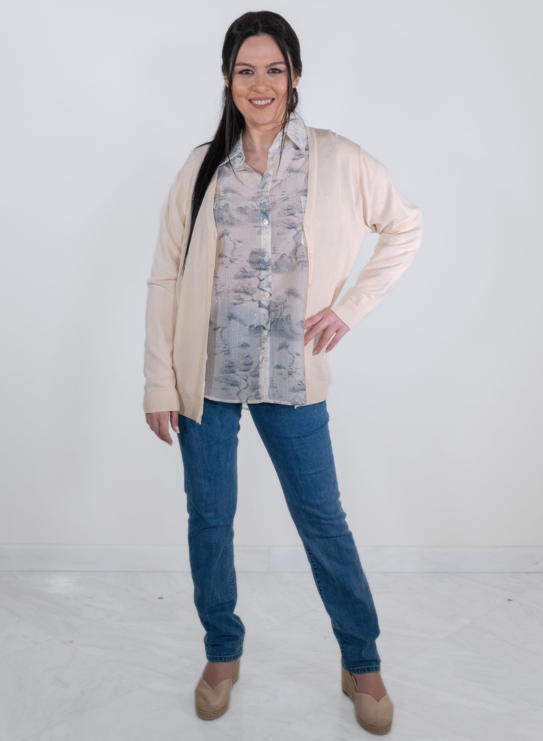 Μονόχρωμη εκρού ζακέτα με κουμπιά