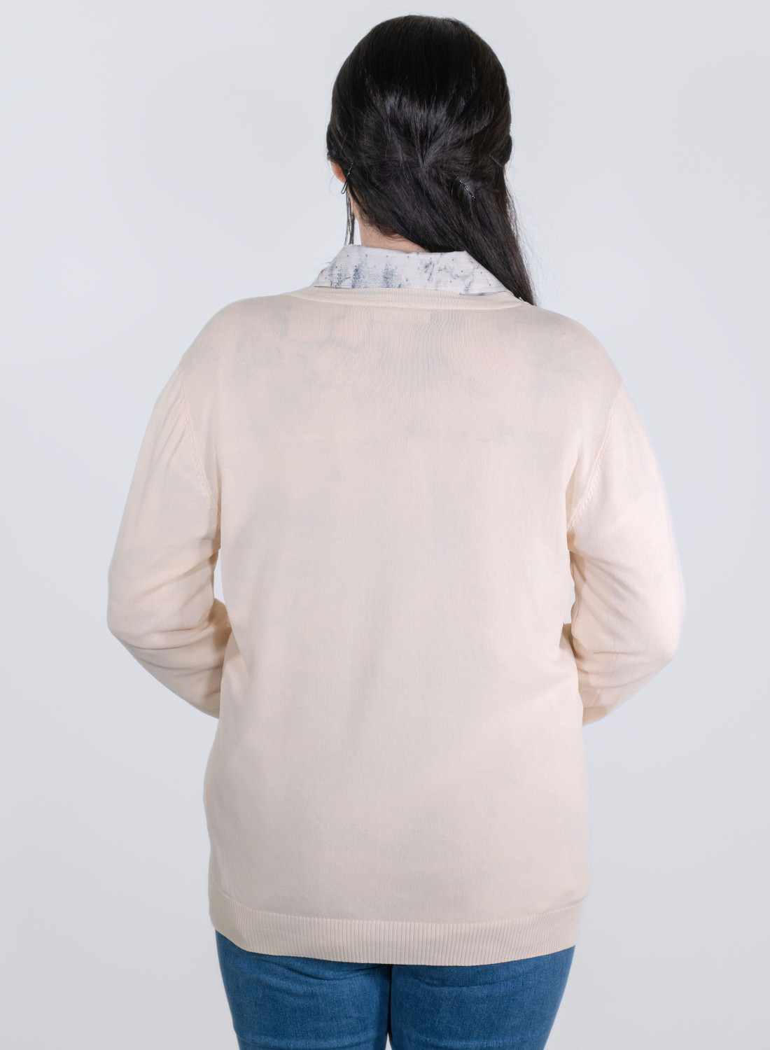 Μονόχρωμη εκρού ζακέτα με κουμπιά