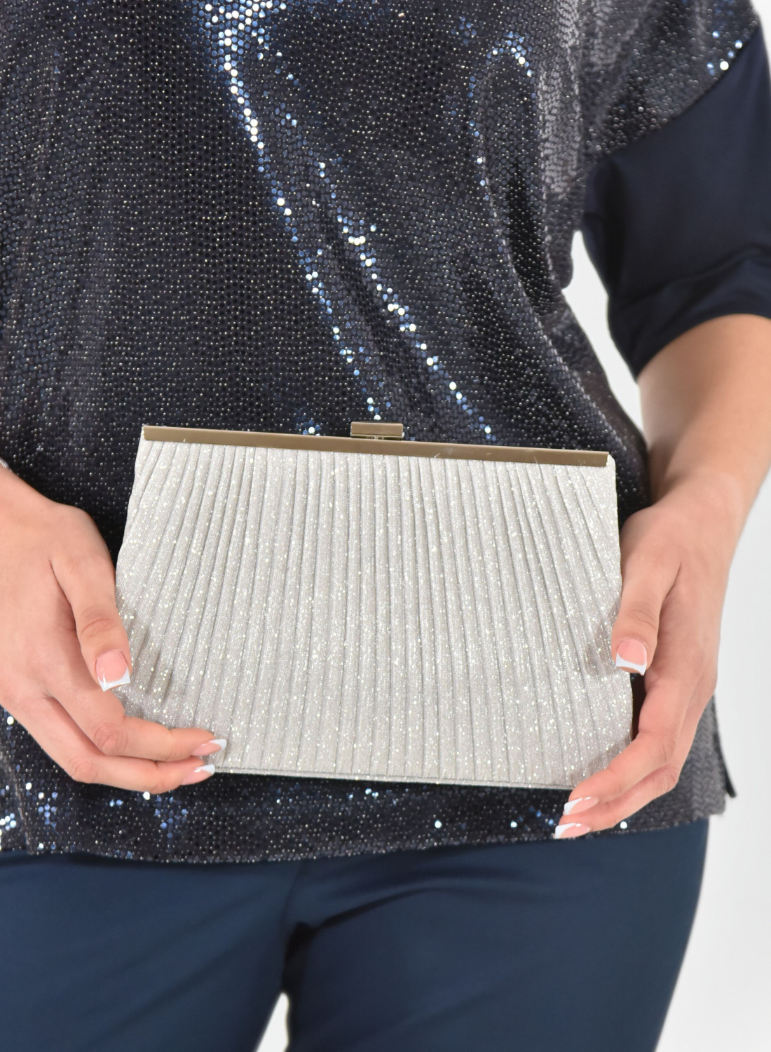 Αμπιγιέ εντυπωσιακό clutch bag με ασημένια αλυσίδα Αμπιγιέ εντυπωσιακό clutch bag με ασημένια αλυσίδα