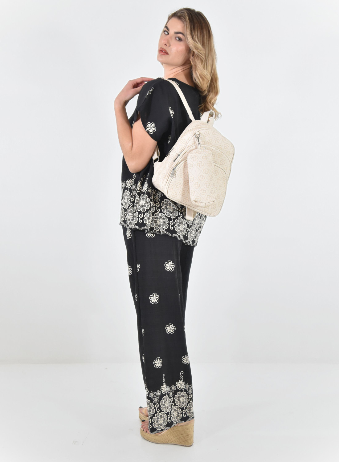 Μοντέρνο εκρού backpack με prints και 3 ξεχωριστές θήκες Μοντέρνο εκρού backpack με prints και 3 ξεχωριστές θήκες
