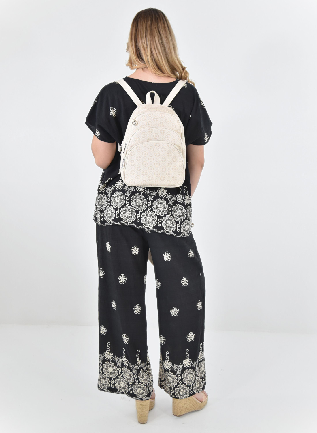 Μοντέρνο εκρού backpack με prints και 3 ξεχωριστές θήκες Μοντέρνο εκρού backpack με prints και 3 ξεχωριστές θήκες
