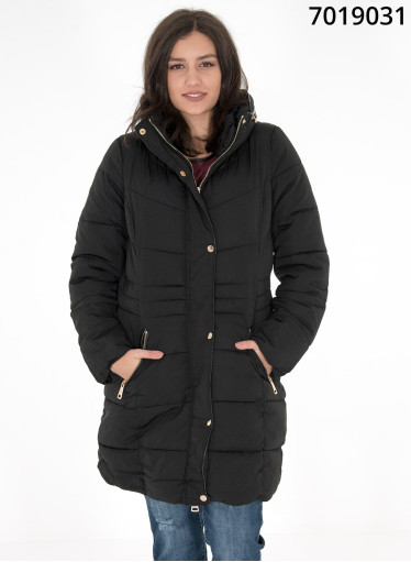 Μαύρο μπουφάν με γούνα στο γιακά