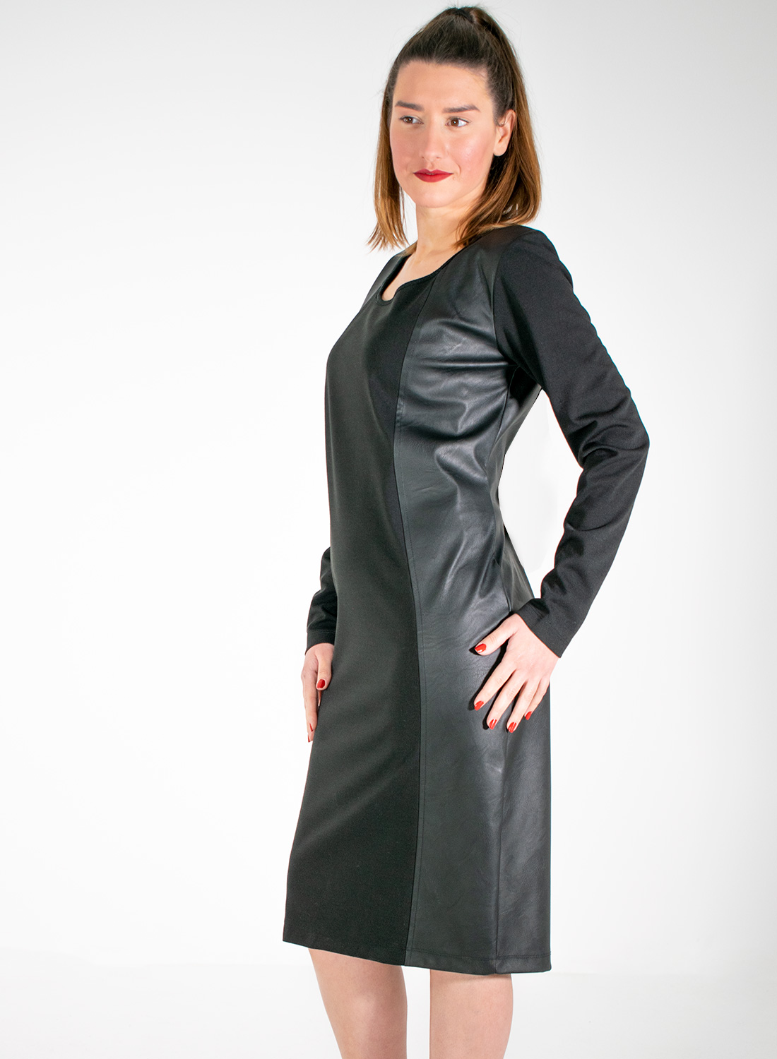 Ολόμαυρο θηλυκό φόρεμα με λεπτομέρειες δερματίνης