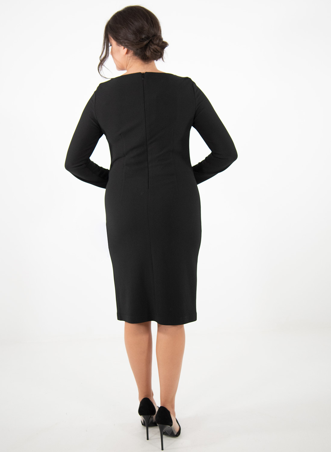 Μαύρο φόρεμα με φλοράλ λεπτομέρεια