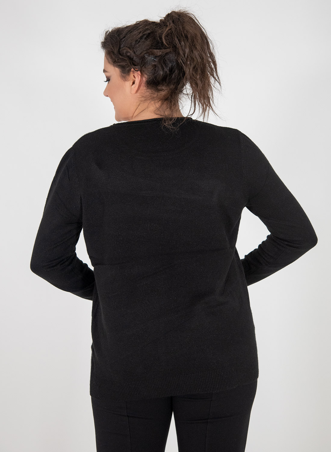 Μαύρη πλεκτή μπλούζα με στρογγυλή λαιμόκοψη