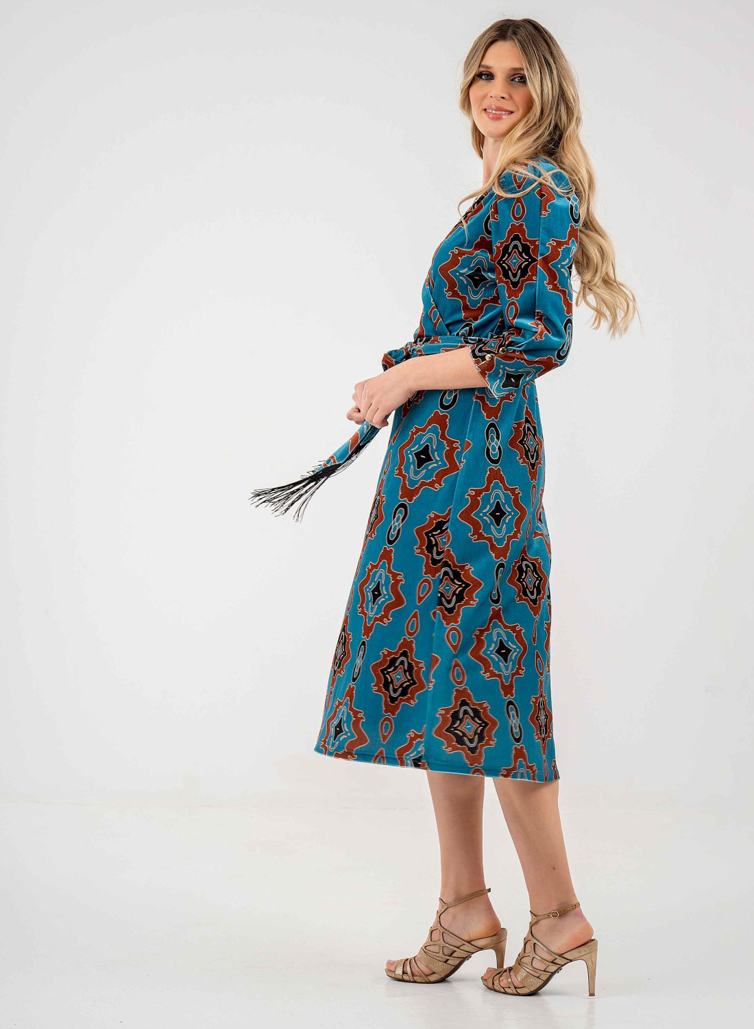 Midi βελουτέ φόρεμα με μοντέρνο μοτίβο