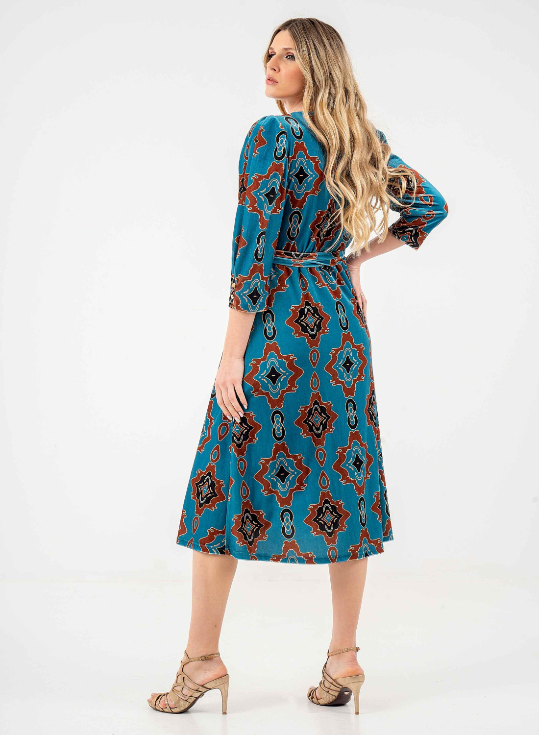 Midi βελουτέ φόρεμα με μοντέρνο μοτίβο