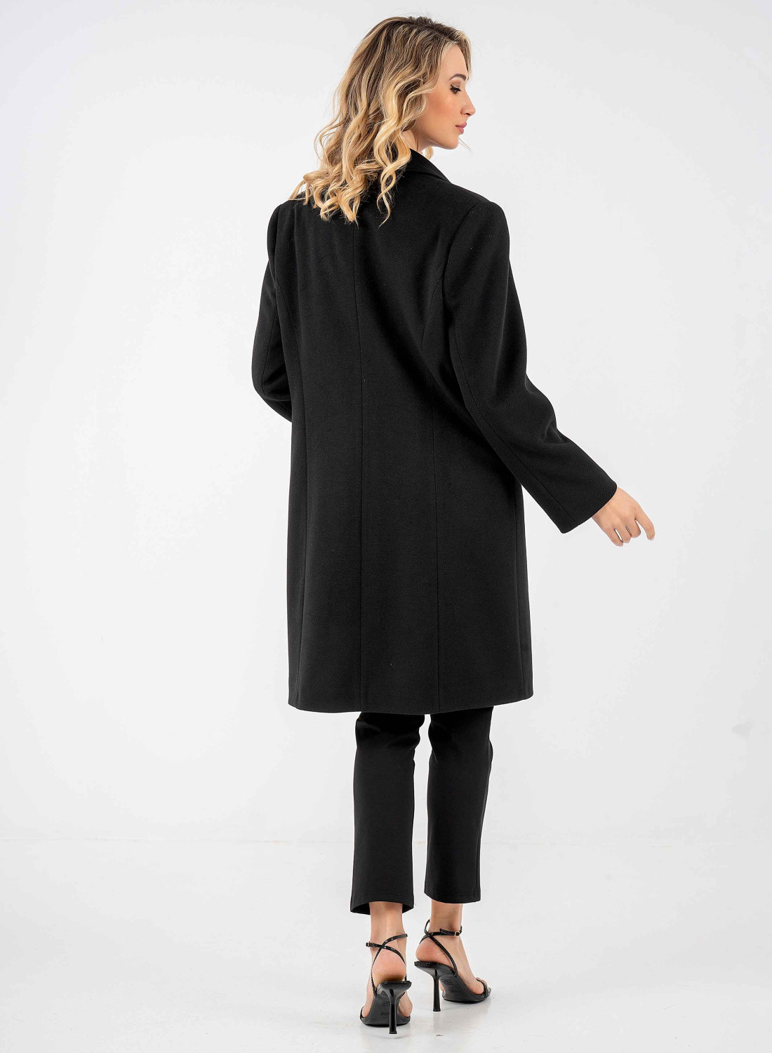 Μαύρο παλτο με μακρύ πέτο γιακά
