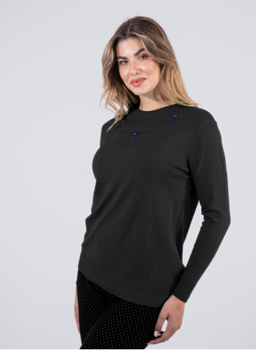 Μαύρη πλεκτή μπλούζα με ανάγλυφα σχέδια και μπλε πετράδια