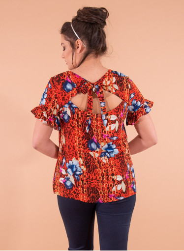 Εμπριμέ μπλούζα με εντυπωσιακή πλάτη