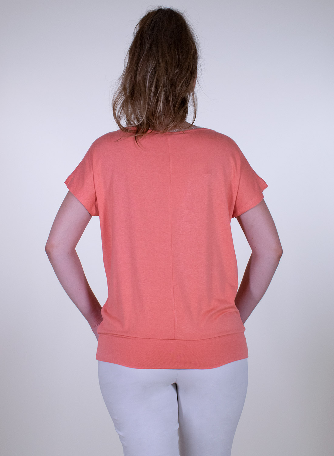 Κοντομάνικη μπλούζα σε φωτεινό χρώμα