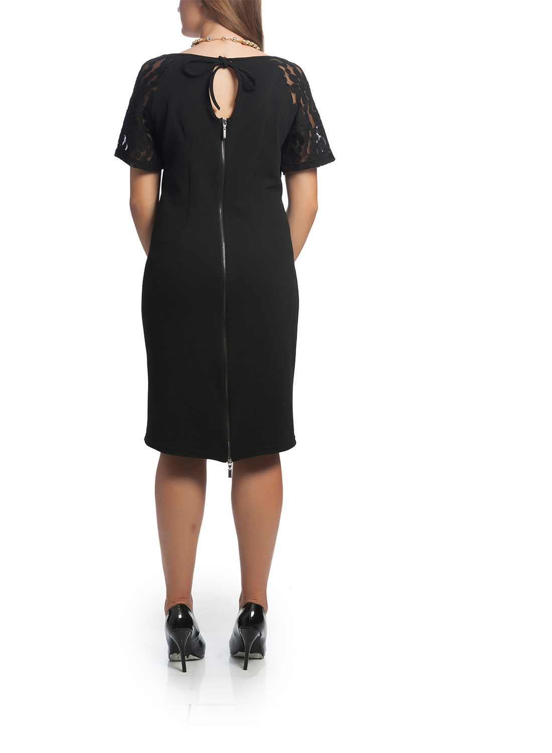 Μαύρο φόρεμα με λεπτομέρειες δαντέλας