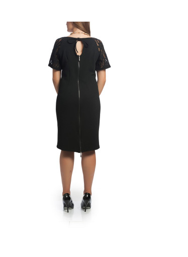 Μαύρο φόρεμα με λεπτομέρειες δαντέλας