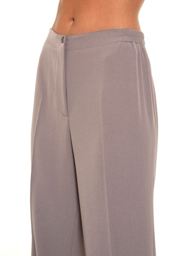 Παντελόνι σε κλασική γραμμή με λάστιχο δεξιά-αριστερά Παντελόνι σε κλασική γραμμή με λάστιχο δεξιά-αριστερά