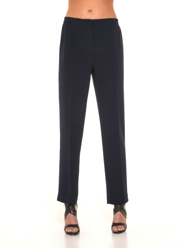 Μαύρο παντελόνι σε κλασική γραμμή