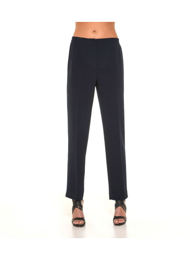 Μαύρο παντελόνι σε κλασική γραμμή