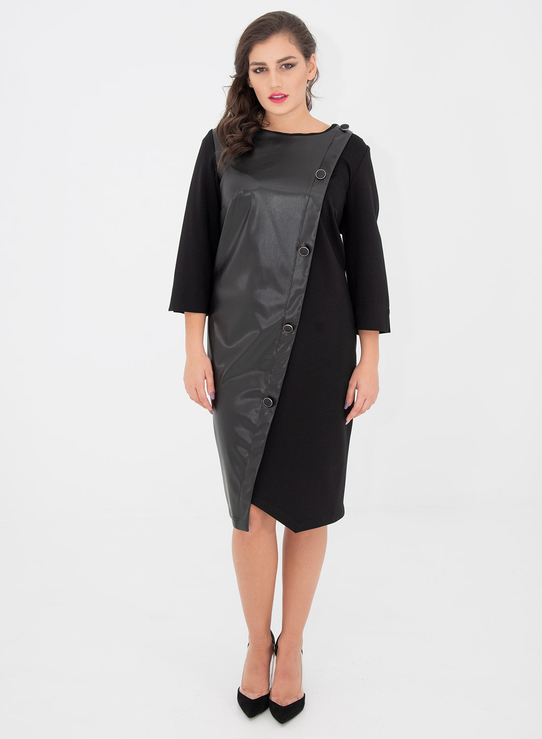 Μαύρο κολακευτικό φόρεμα με δερματίνη 6318